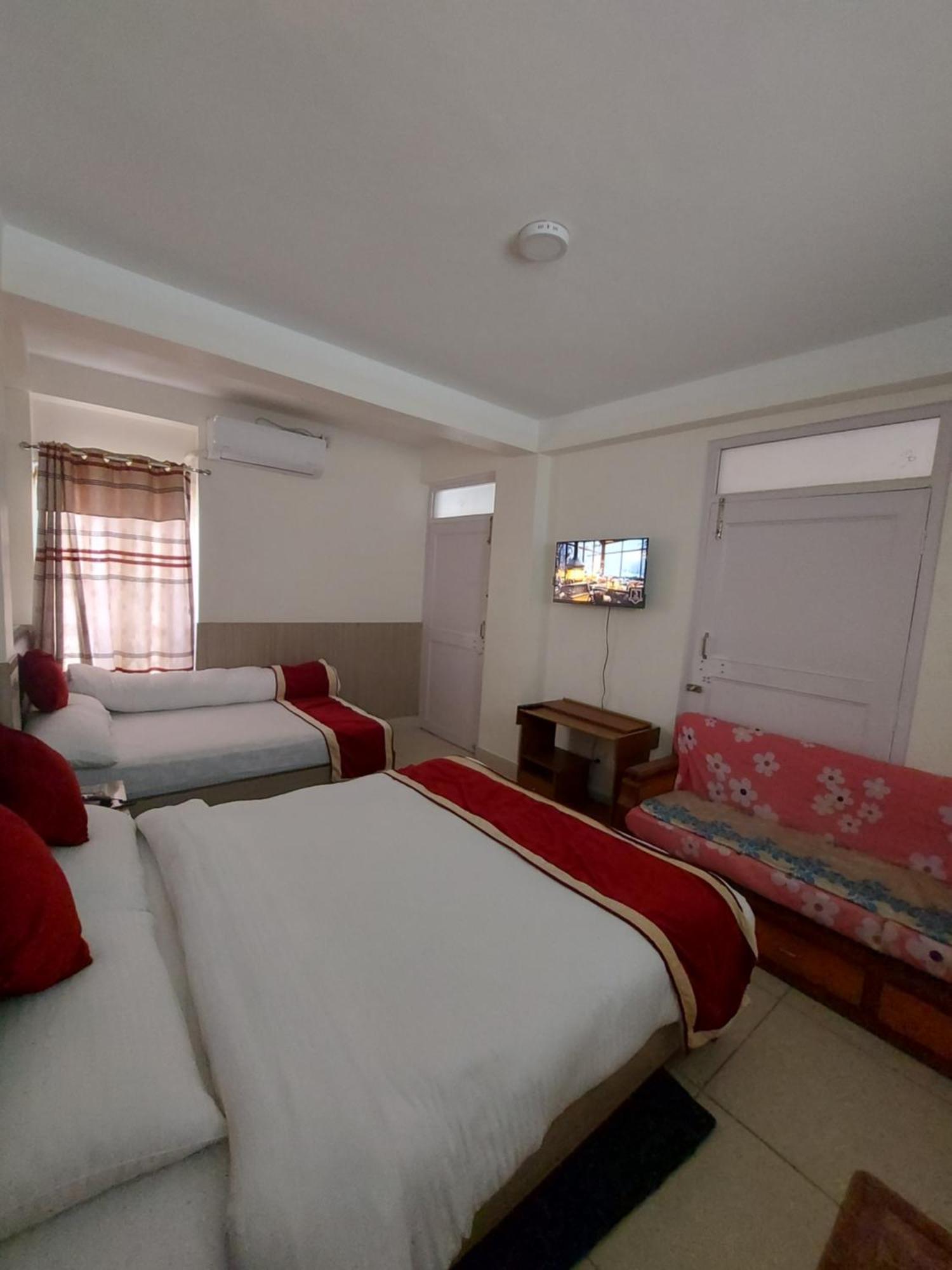 Om Bramha Hotel カトマンズ エクステリア 写真